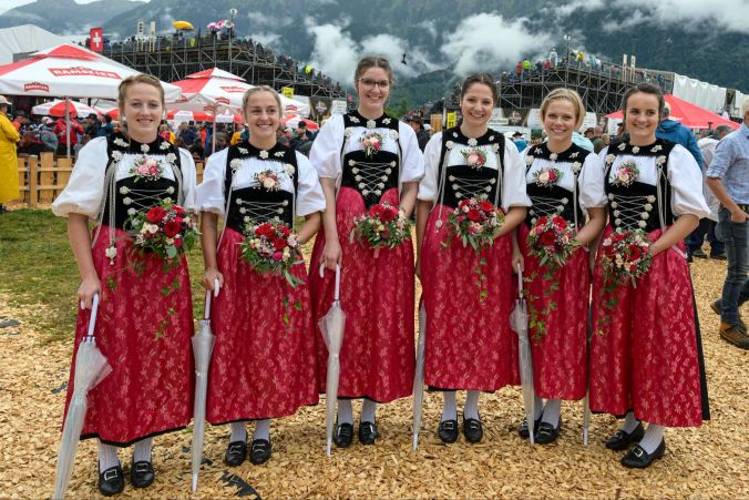 Die Ehrendamen in Berner Sonntagstracht.