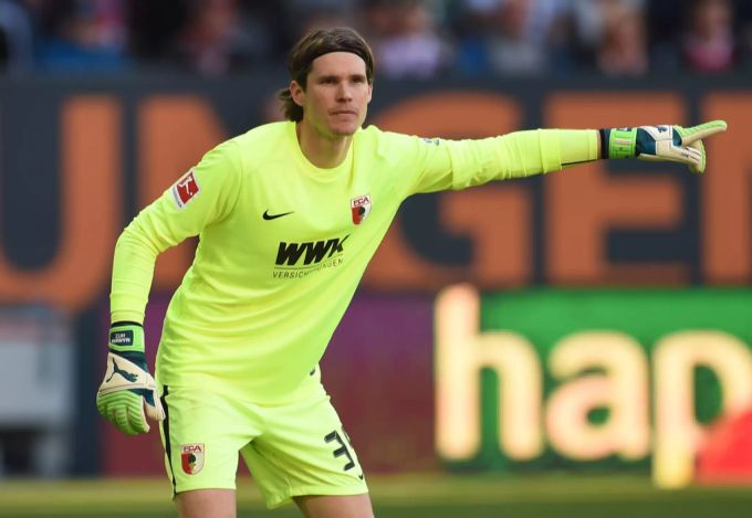 Marwin Hitz stand lange beim FC Augsburg zwischen den Pfosten, bevor er zum BVB wechselte. FCZ FC Augsburg