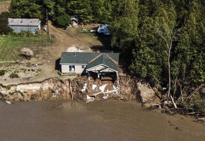 Ein zerstörtes Haus nach den Überflutungen in Edenville, USA. Michigan