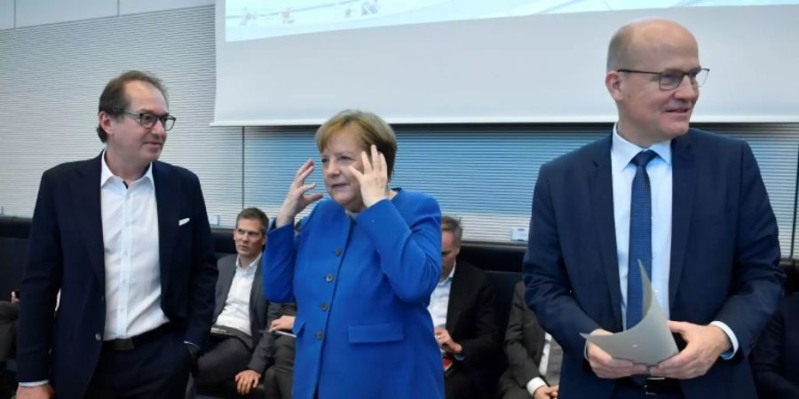 Dobrindt (links) neben Merkel und Ralph Brinkhaus