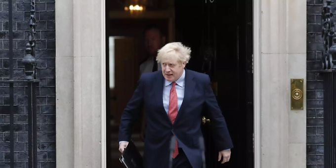 Boris Johnson am Montag am Regierungssitz in der Downing Street 10. Er hat nach seiner Covid-19-Erkrankung die Amtsgeschäfte wieder aufgenommen. Boris Johnson