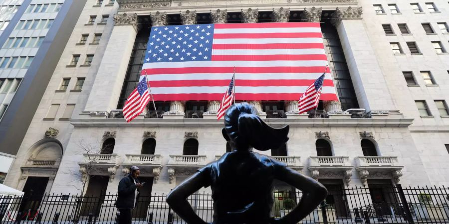 USA-Flagge hängt vor New Yorker Börse.