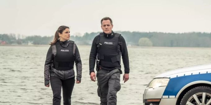 Thomas Jung (Johannes Zirner) und Nina Petersen (Katharina Wackernagel) verlassen den Ort des Showdowns. Foto: Gordon Timpen/ZDF/dpa Thomas Jung (Johannes Zirner) und Nina Petersen (Katharina Wackernagel) verlassen den Ort des Showdowns. Foto: Gordon Timpen/ZDF/dpa