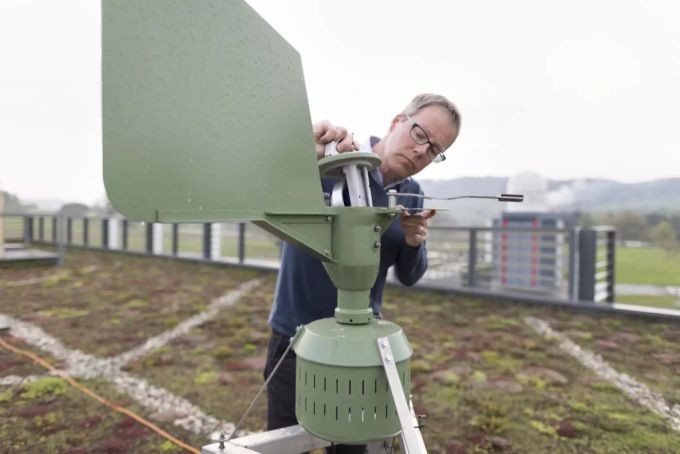 Ein Biometeorologe von MeteoSchweiz entnimmt eine Probe aus einer Pollenfalle. Bald erfolgen die Messungen automatisch und deutlich häufiger. MeteoSchweiz Pollen Pollenflug Messung