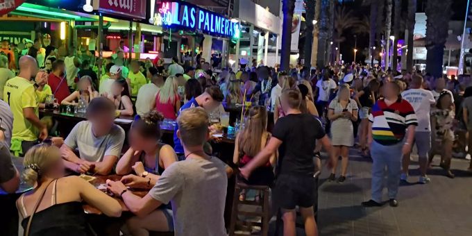 Dichtes Gedränge herrscht auf Mallorca. Die Spanier scheren sich nicht um die geltenden Corona-Regeln. Mallorca
