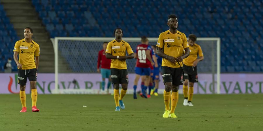 Enttäuschte YB-Spieler verlassen den Platz im St. Jakob-Park.