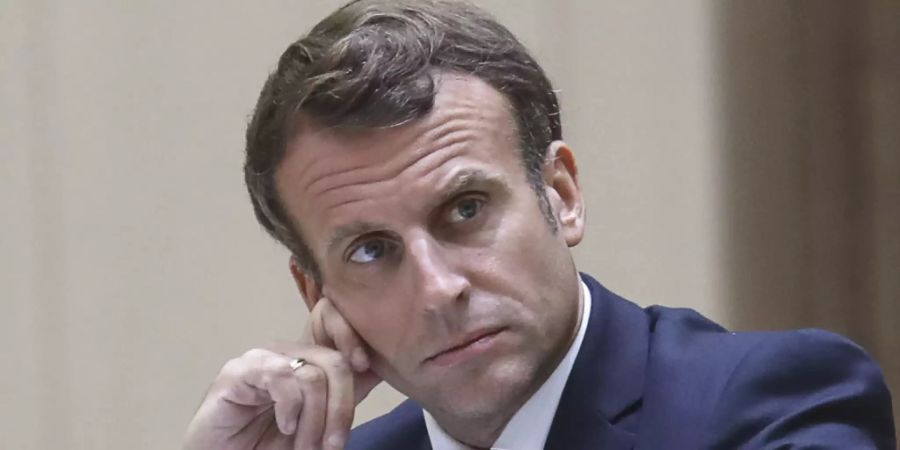 Der französische Präsident Emmanuel Macron will seine Regierung umbilden und seine Politik sozialer ausrichten. (Foto: Ludovic Marin/AP/KEYSTONE-SDA)