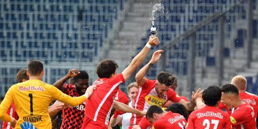 Die Salzburger Spieler feiern nach dem Sieg über TSV Hartberg den Meistertitel. Foto: Barbara Gindl/APA/dpa