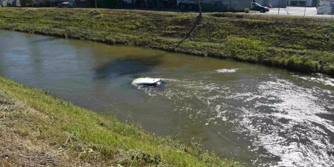 Das Fahrzeug der 27-Jährigen im Kanal in Au SG. Au