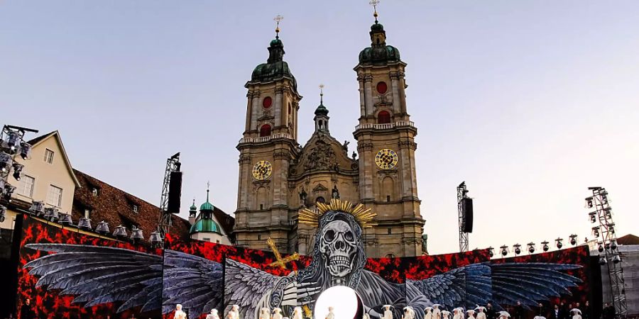 Szenenbild aus der Verdi-Oper «Il trovatore», aufgenommen im Juni 2019 auf dem St. Galler Klosterplatz. Diesen Sommer gibt es in St. Gallen wegen der Corona-Pandemie sicher keine Open-air-Festspiele. Das Theater St. Gallen hat die Oper ins Theater verlegt und hofft, auf grünes Licht vom Bundesrat.