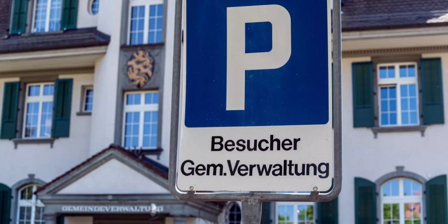 Gemeindeverwaltung Oberdiessbach mit Parkplatzschild.