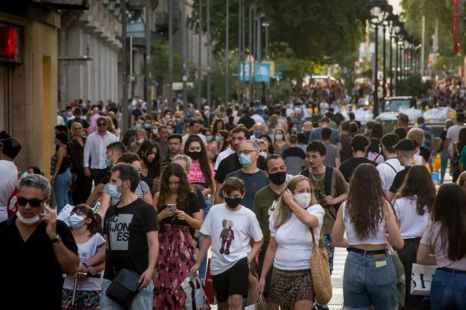 20.06.2020, Spanien, Barcelona: Zahlreiche Menschen gehen am Samstagnachmittag über die Einkaufsstrasse Portal del Angel. Für die Spanier beginnt am heutigen Sonntag (21.06.2020) die grosse Freiheit: Endlich dürfen sie sich im eigenen Land wieder frei bewegen. Spanien befindet sich seit Mitternacht nicht mehr im Corona-Notstand. Foto: Jordi Boixareu/ZUMA Wire/dpa +++ dpa-Bildfunk +++ Coronavirus - Spanien