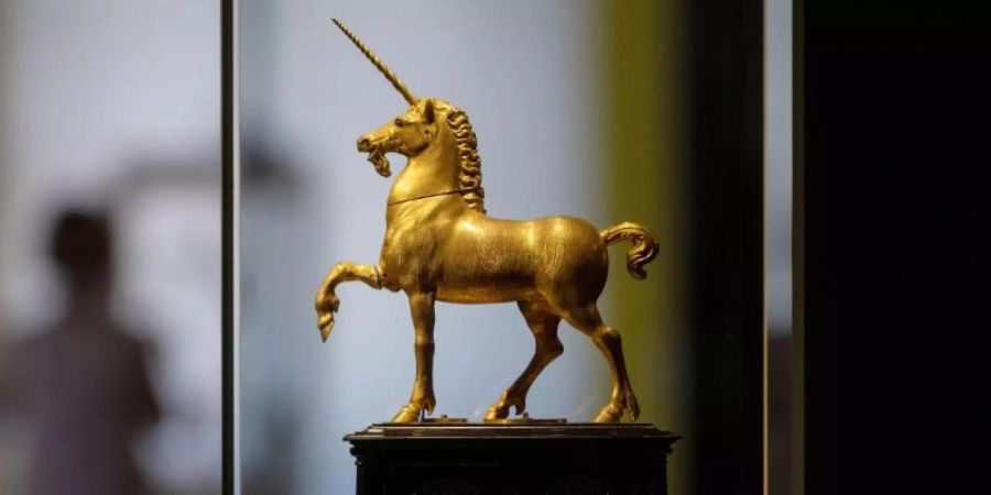 Eine Figurenuhr (um 1600) mit Einhorn. Foto: Marijan Murat/dpa