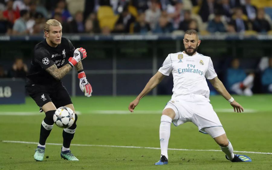 Karim Benzema (r.) profitiert von einem Karius-Patzer.