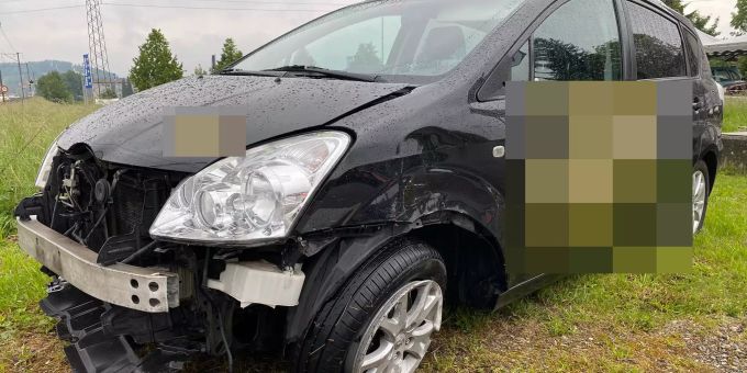 Verletzt wurde niemand. Es entstand grosser Sachschaden. Kollision