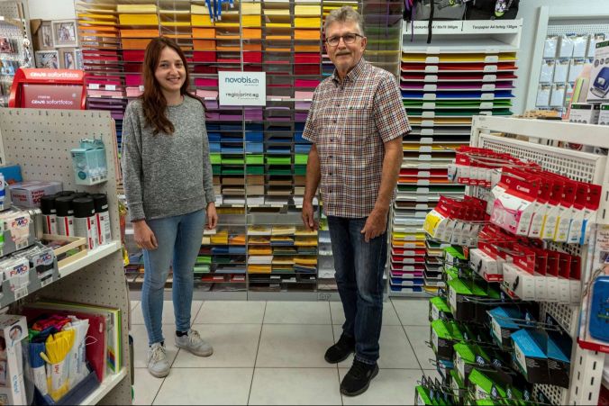 Jasmin und Erich Reinhard in ihrem Geschäft regio/print