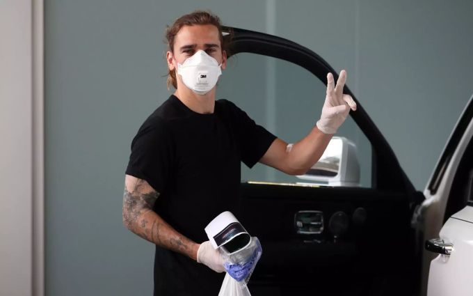 Der französische Nationalspieler in Diensten des FC Barcelona, Antoine Griezmann, beim Verlassen des Joan-Gamper-Trainingsgeländes nach einem Coronavirus-Test für die Spieler am 6. Mai 2020. Antoine Griezmann