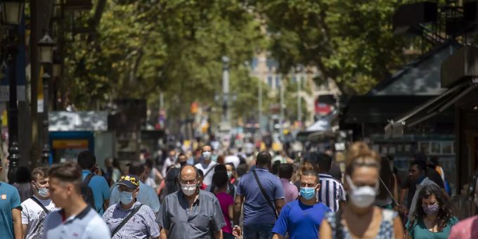 Menschen spazieren entlang der Ramblas von Barcelona. Foto: Emilio Morenatti/AP/dpa Menschen spazieren entlang der Ramblas von Barcelona. Foto: Emilio Morenatti/AP/dpa