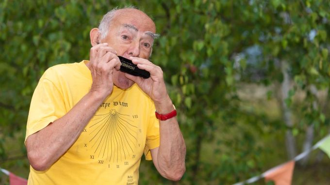 ... die Hans mit der Mundharmonika musikalisch untermalt.