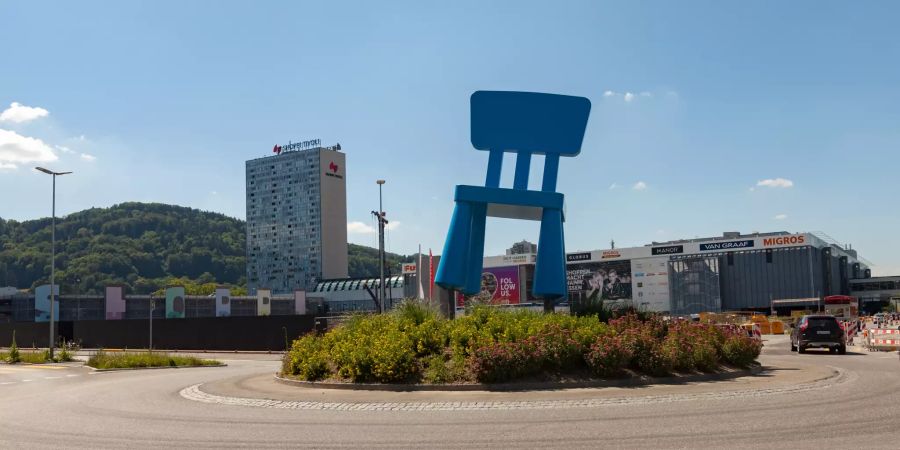 Kreisel mit IKEA-Stuhl im Zentrum, im Hintergrund das Shoppi Tivoli Spreitenbach.