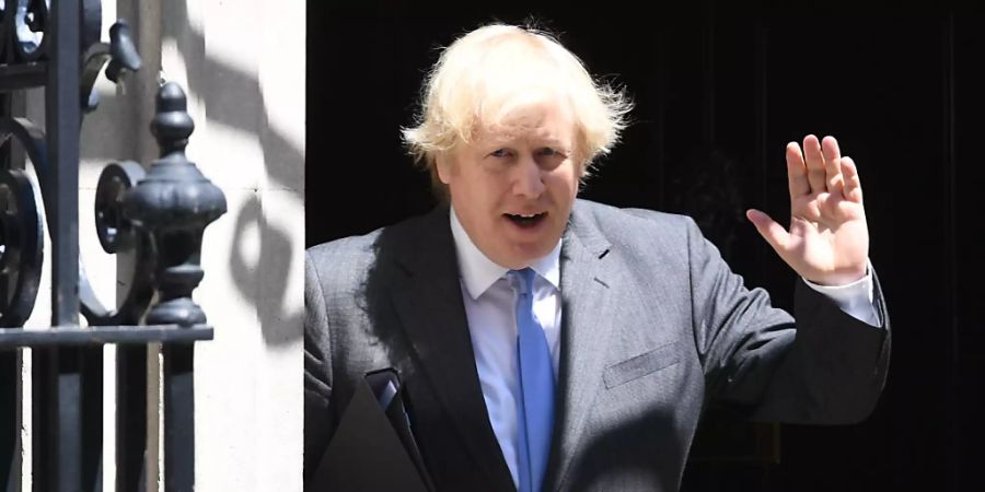 Boris Johnson verlässt die 10 Downing Street in Richtung Unterhaus, wo er ein Statement zur Corona-Pandemie machen wird. Foto: Stefan Rouuseau/PA Wire/dpa