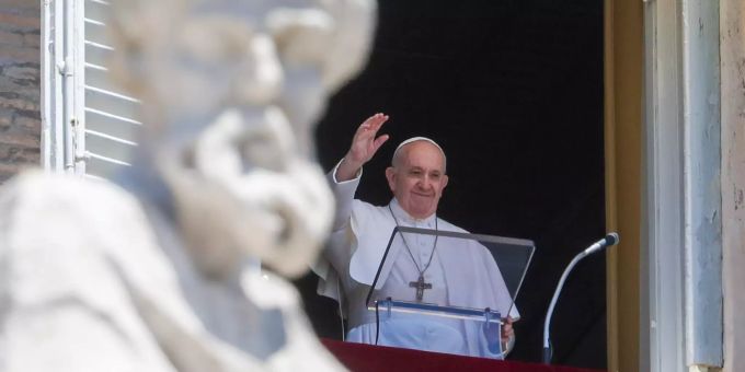 Papst Franziskus spricht beim Angelus-Mittagsgebet vom Fenster seines Arbeitszimmers über dem Petersplatz den Segen. (Symbolbild) Lauretanische Litanei papst