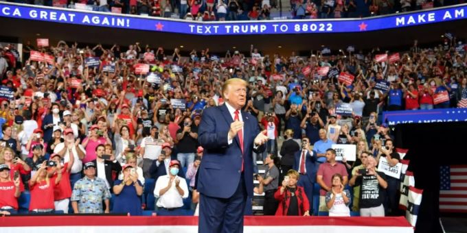 Washington - Zwei weitere Mitarbeiter von Trump-Wahlteam positiv auf Coronavirus getestet