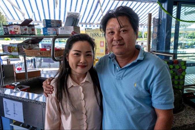 Portola (l) und Hour Lim führen seit 6 Jahren das Restaurant im Schwimmbad