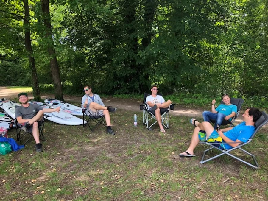 Trotz Pandemie ist die Laune am See gut: Diese fünf jungen Männer warten auf den Wind zum Surfen.