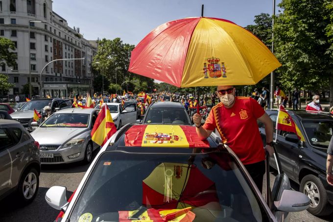 Die Demonstranten waren hauptsächlich in Autos oder mit dem Motorrad unterwegs. demostrationen spanien corona