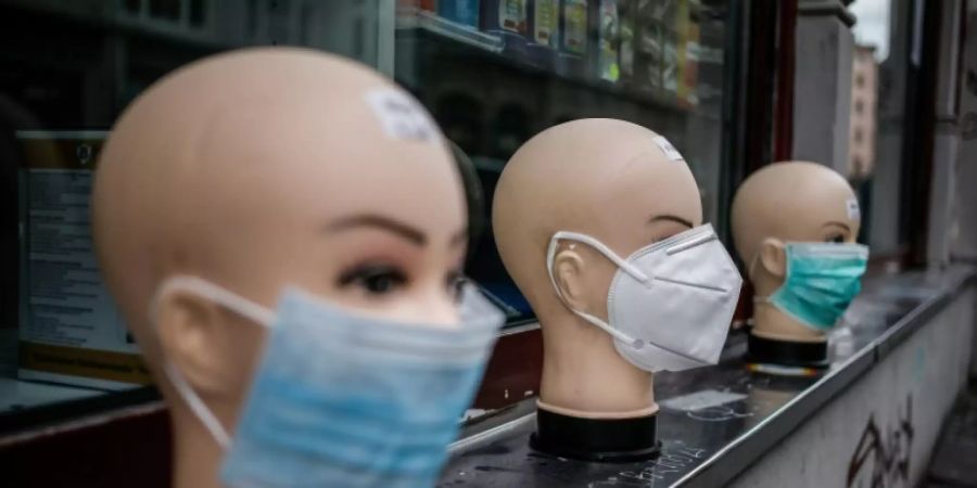 Maskenangebot vor einem Geschäft in Berlin