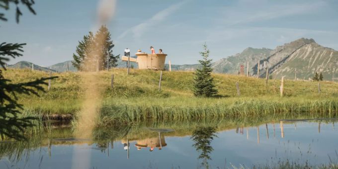 In Gstaad BE ist derzeit von Schnee keine Spur. gstaad helikopter