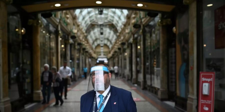Wachmann vor Einkaufspassage in Leeds