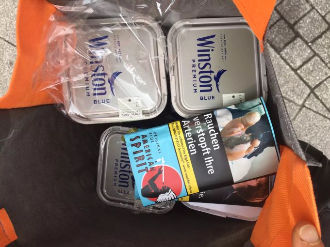 Eine Hausfrau stockte am ersten Tag der Grenzöffnung ihren Tabak-Vorrat auf. Einkaufen Ausland