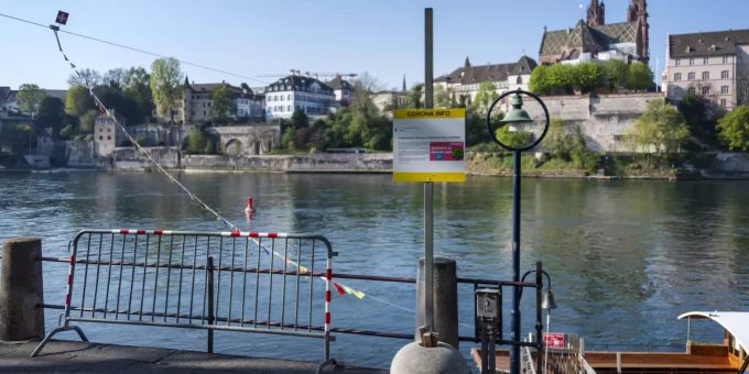 Es stehen Absperrgitter bereit, um das Ufer in Basel zu schliessen. corona fälle covid 19 todesfall