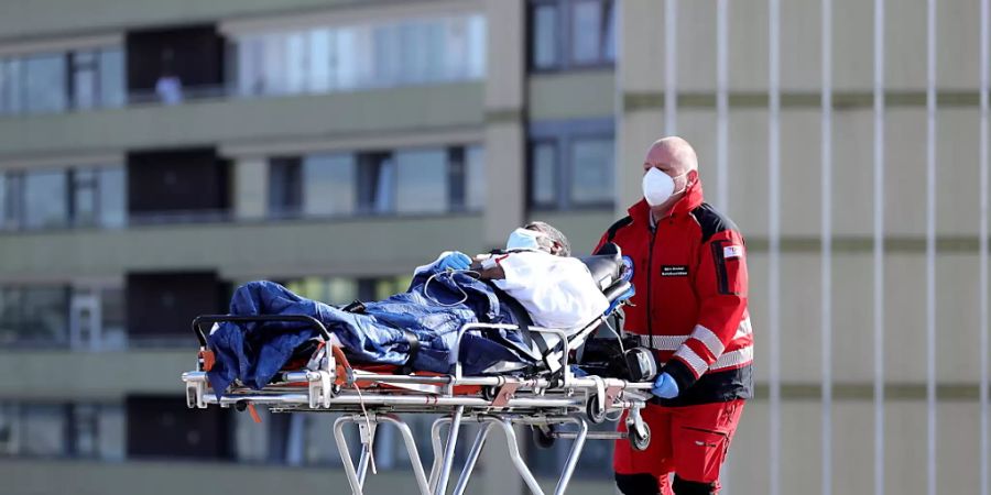 Die Zahl der neu hospitalisierten Covi-19-Patienten in Frankreich sinkt leicht: Rückkehr eines in Deutschland behandelten Franzosen in die Heimat.
