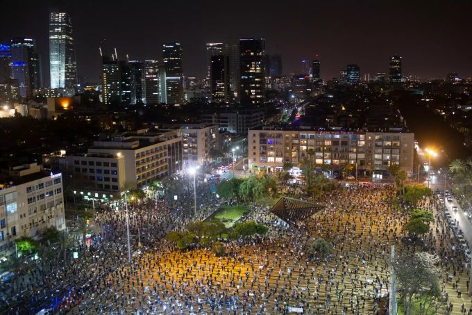 Menschen demonstrieren auf den Strassen von Tel Aviv mit entsprechendem Abstand, aufgrund des Coronavirus. Coronavirus - Israel