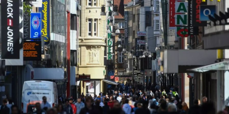 Passanten in der Dortmunder Innenstadt