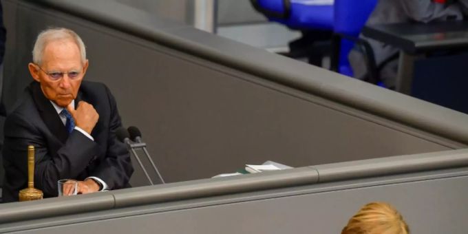 Berlin - Bericht: Schäuble treibt Planungen für «Hybrid-Parlament» voran