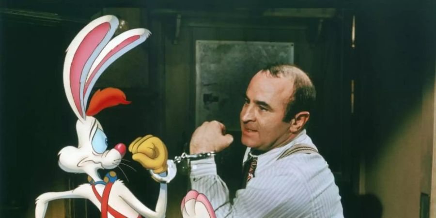 Eddie Valiant (Bob Hoskins) kommt nicht von Roger Rabbit los. Foto: Touchstone Pictures and Amblin Entertainment/Disney+/dpa