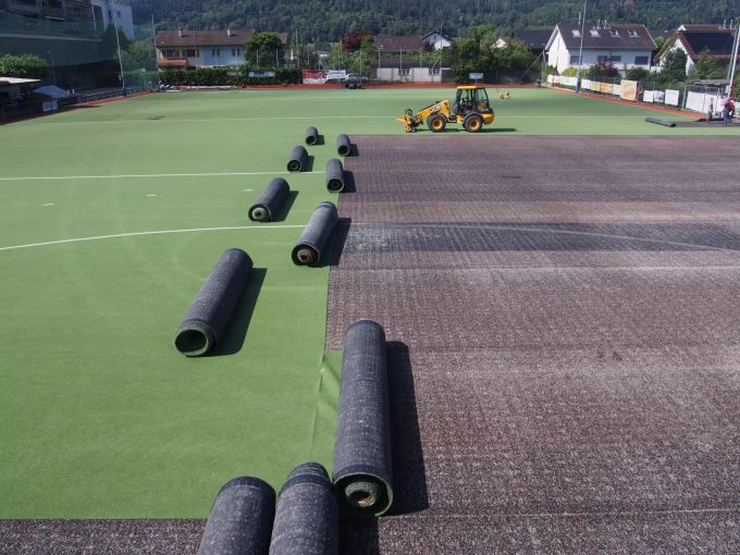 Neuer Kunstrasen für die Sportanlage Bernau.