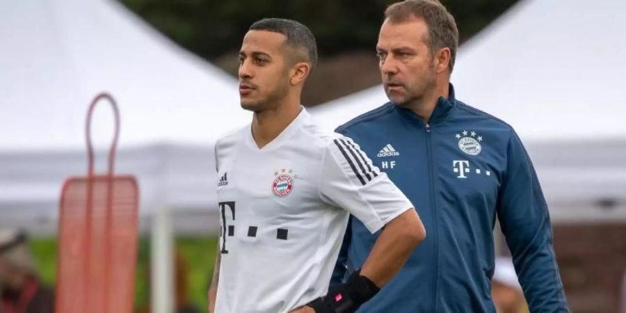 Kann Bayern-Coach Hansi Flick (r) weiter auf die Dienste von Thiago setzen?. Foto: Peter Kneffel/dpa