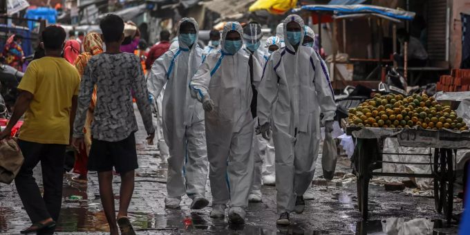 Medizinisches Personal in Schutzanzügen kontrolliert eine sogenannte 'Eindämmungszone' in der Gegend von Ambujwadi, Mumbai, 6. Juli 2020. Coronavirus Indien
