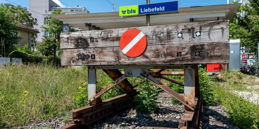 BLS Bahnhof Liebefeld mit Abstellgleis und Endpuffer.