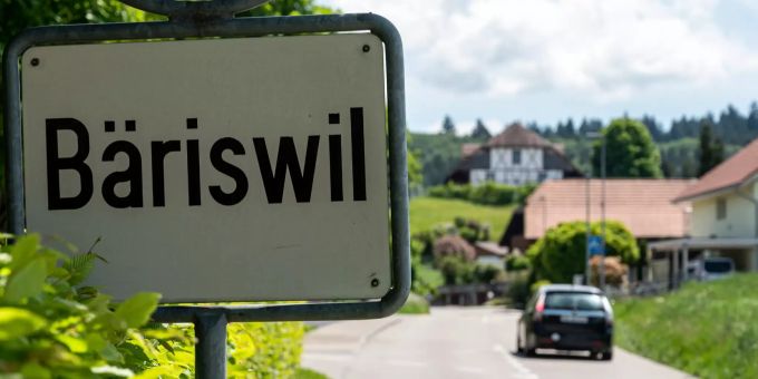 Ortstafel von Bäriswil mit Auto. Ortstafel von Bäriswil mit Auto.