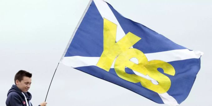 ARCHIV - Ein Junge hält eine schottische Flagge mit der Aufschrift «Yes» in den Händen. Foto: Graham Stuart/EPA/dpa ARCHIV - Ein Junge hält eine schottische Flagge mit der Aufschrift «Yes» in den Händen. Foto: Graham Stuart/EPA/dpa