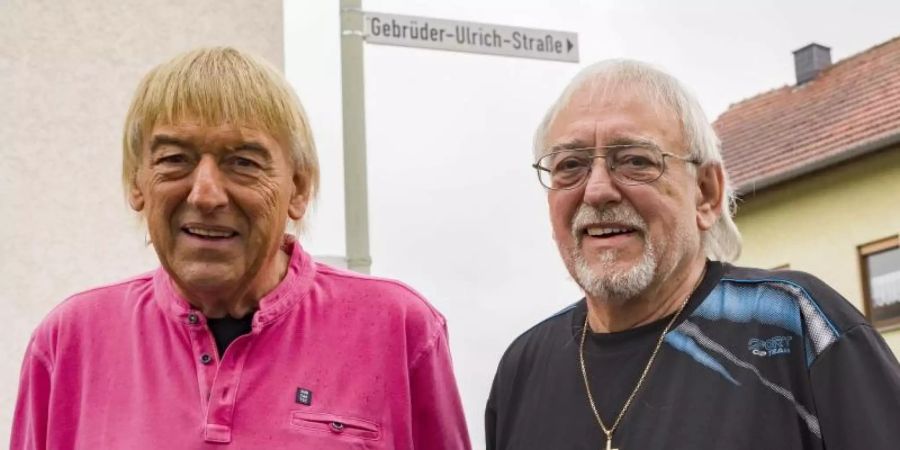 Karl-Heinz Ulrich (r) und sein Bruder Bernd Ulrich (l) bilden das Schlagerduo Amigos. Foto: Frank Rumpenhorst/dpa