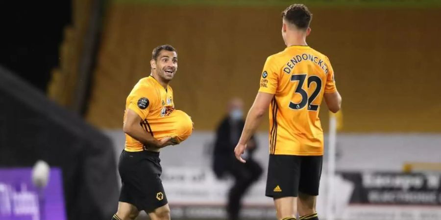 Jonny (l) von den Wolverhampton Wanderers feiert mit seinem Teamkollegen Leander Dendoncker das 2:0 gegen Crystal Palace. Foto: Martin Rickett/Nmc Pool/PA Wire/dpa