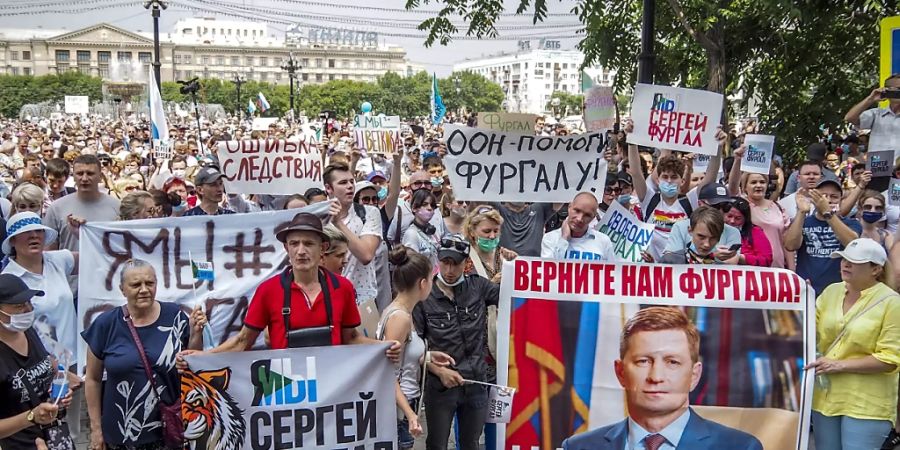 Menschen nehmen in Chabarowsk an einer Protestveranstaltung zur Unterstützung von Gouverneur Furgal teil. Im äussersten Osten Russlands haben nach der Festnahme des Gouverneurs Sergej Furgal Zehntausende Menschen demonstriert. Foto: Igor Volkov/AP/dpa