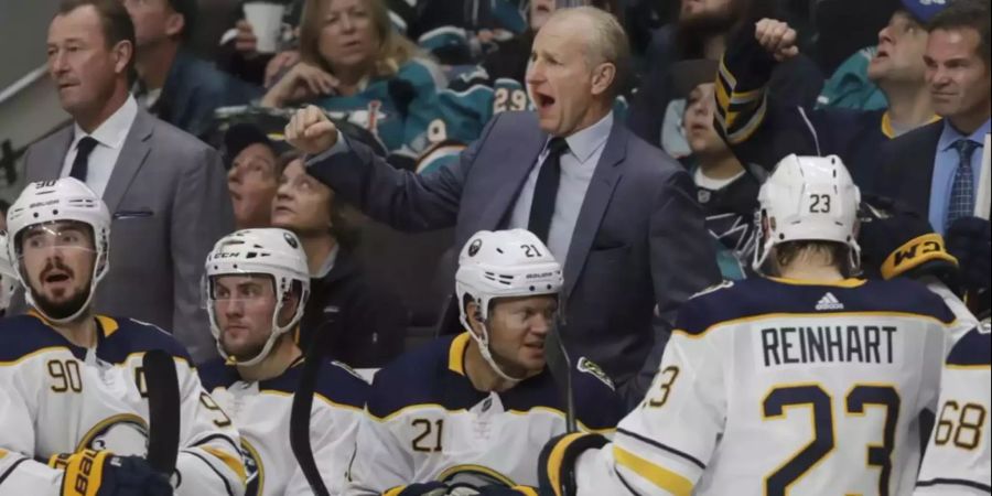 Steht Ralph Krueger bei einer Wiederaufnahme der NHL mit einer Schutzmaske an der Buffalo-Bande?